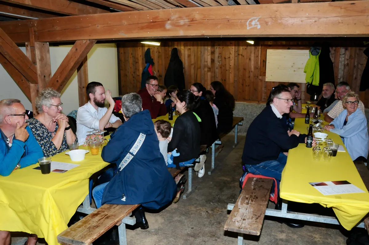 Man sieht Einwohner von Nänikon gemeinsam den längsten Tag feiern.